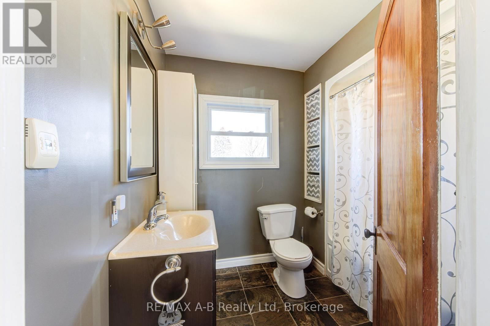 108 LOVEYS STREET EAST Image 24