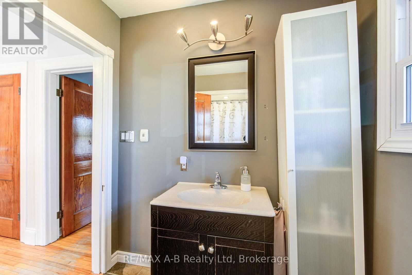 108 LOVEYS STREET EAST Image 25