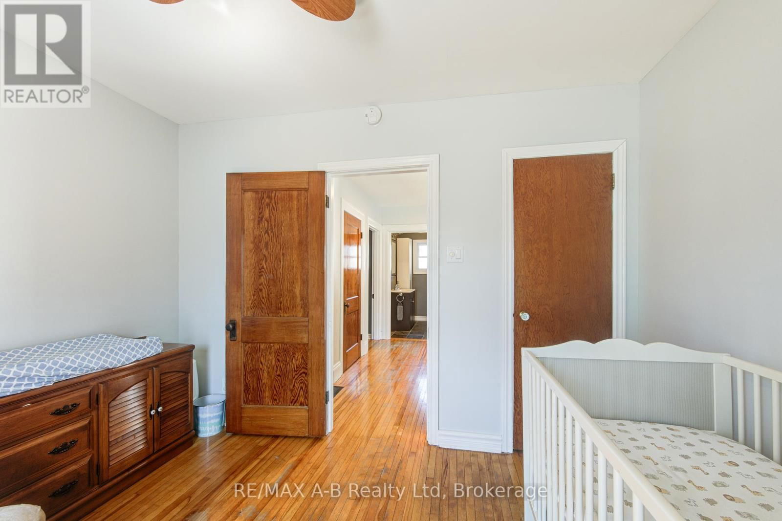 108 LOVEYS STREET EAST Image 27