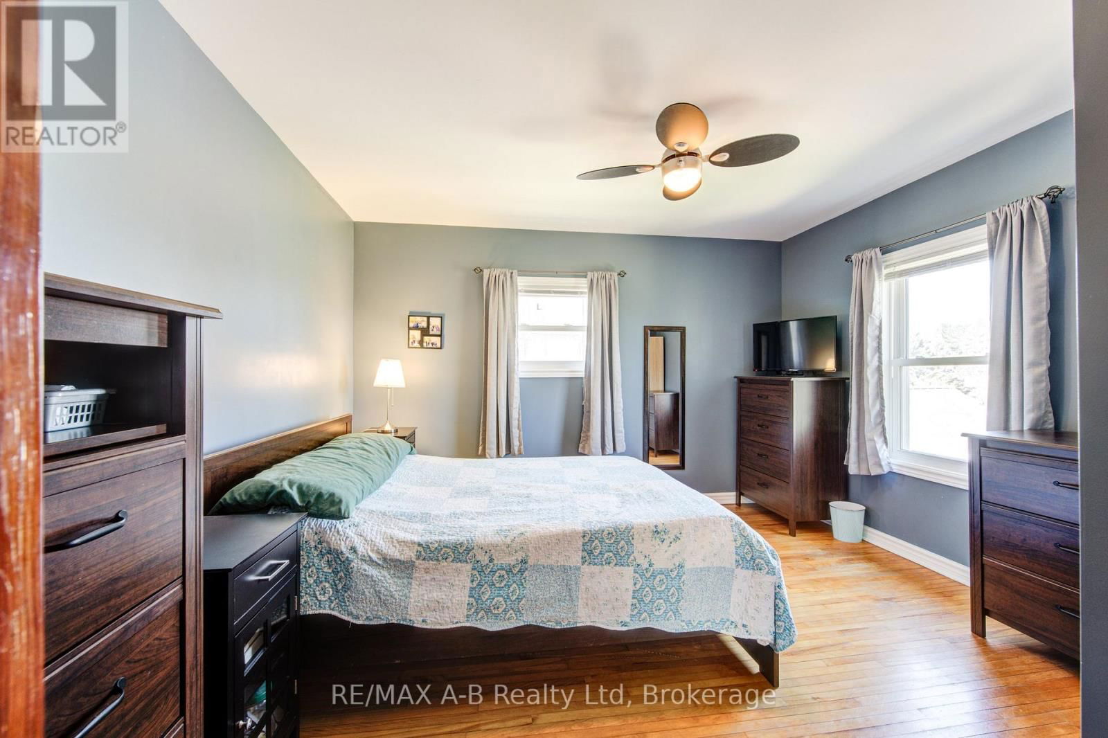 108 LOVEYS STREET EAST Image 31