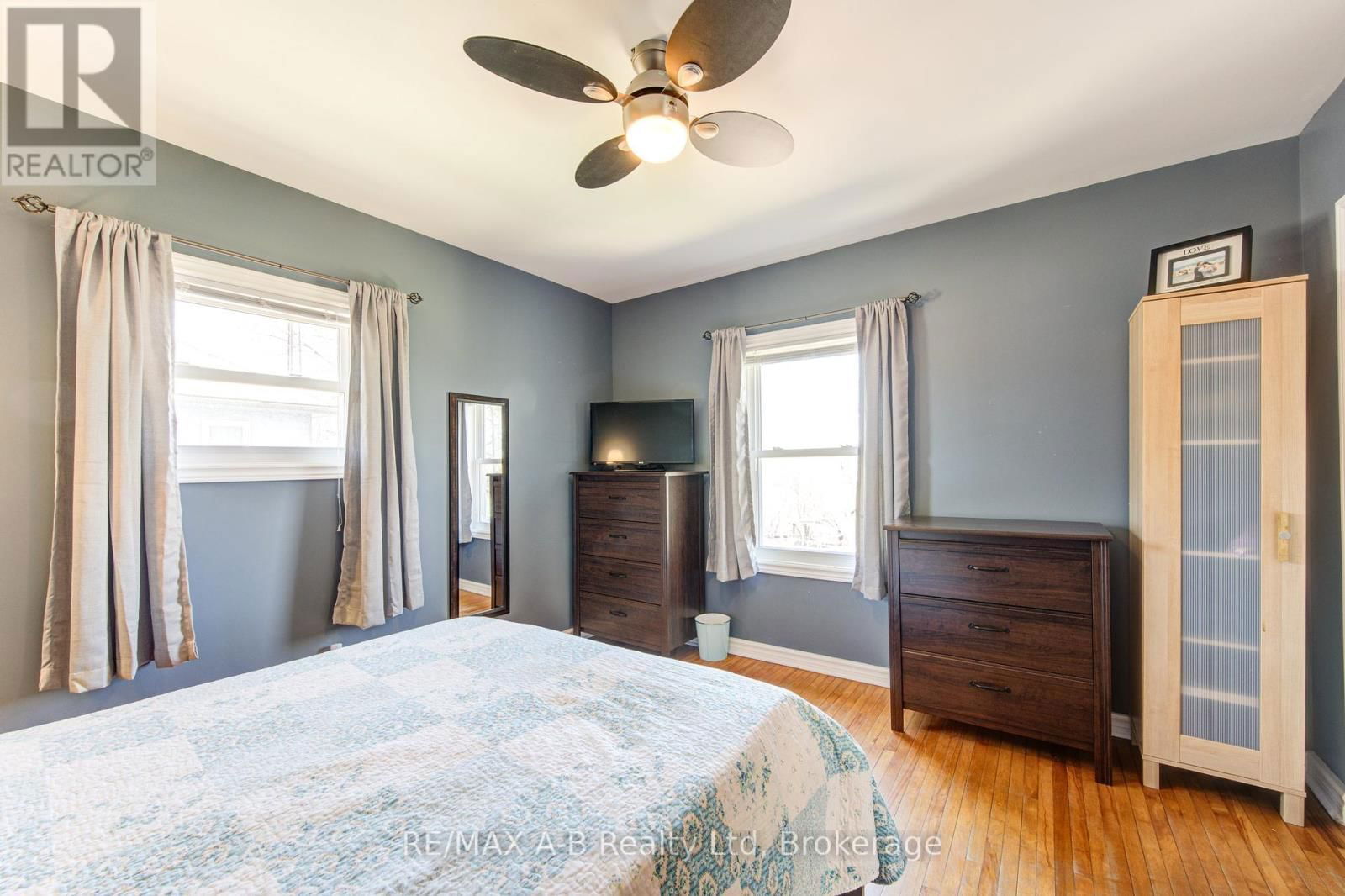 108 LOVEYS STREET EAST Image 32