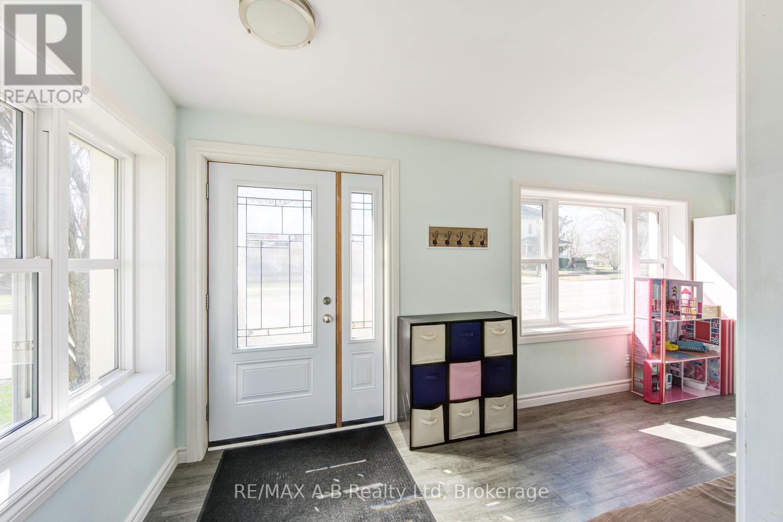 108 LOVEYS STREET EAST Image 4