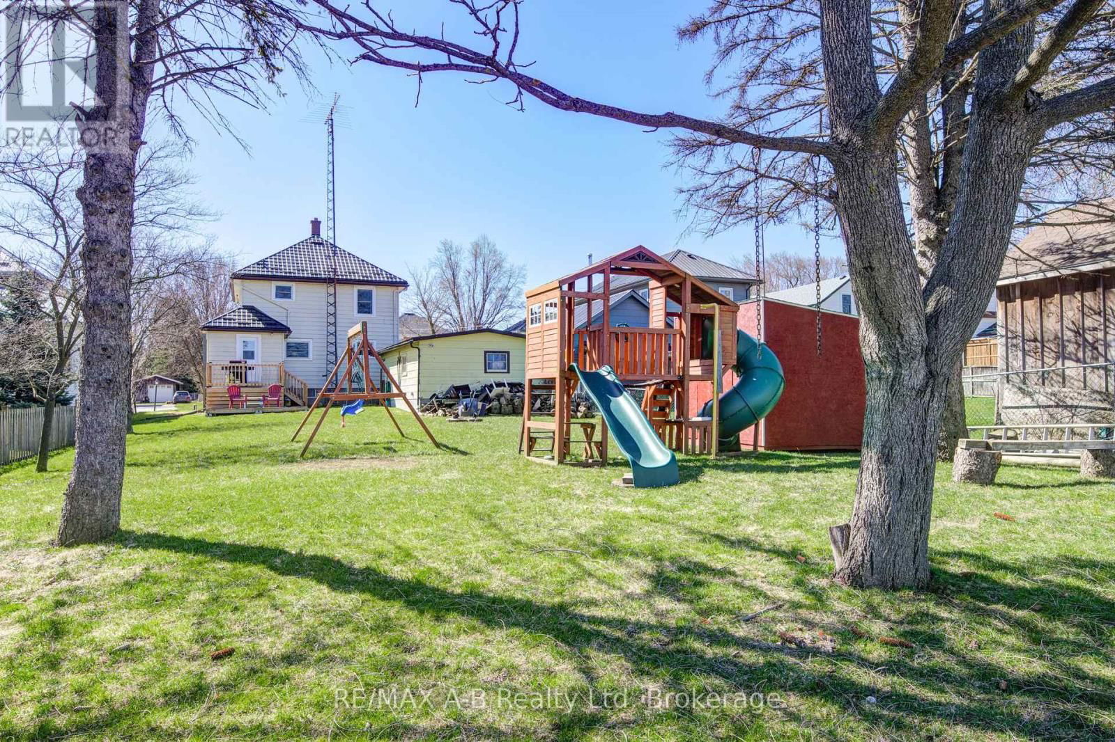 108 LOVEYS STREET EAST Image 40