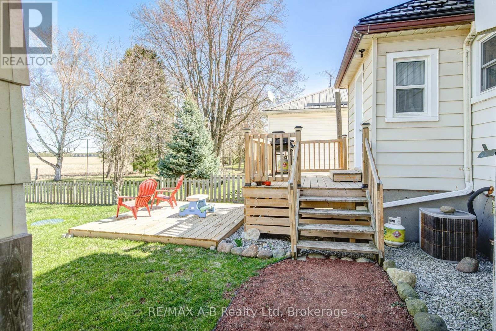 108 LOVEYS STREET EAST Image 43