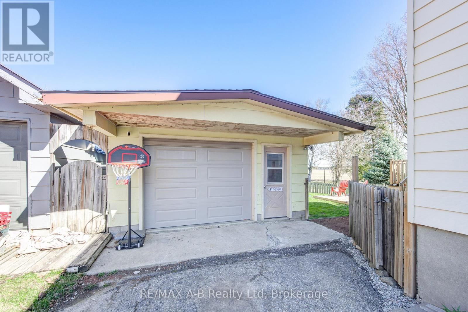 108 LOVEYS STREET EAST Image 44