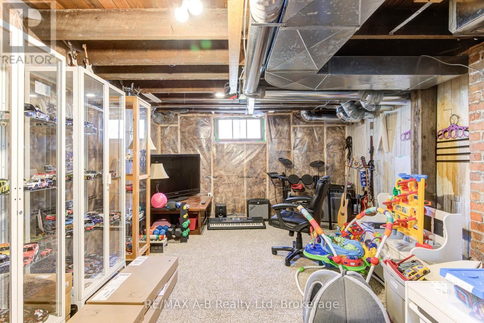108 LOVEYS STREET EAST Image 46