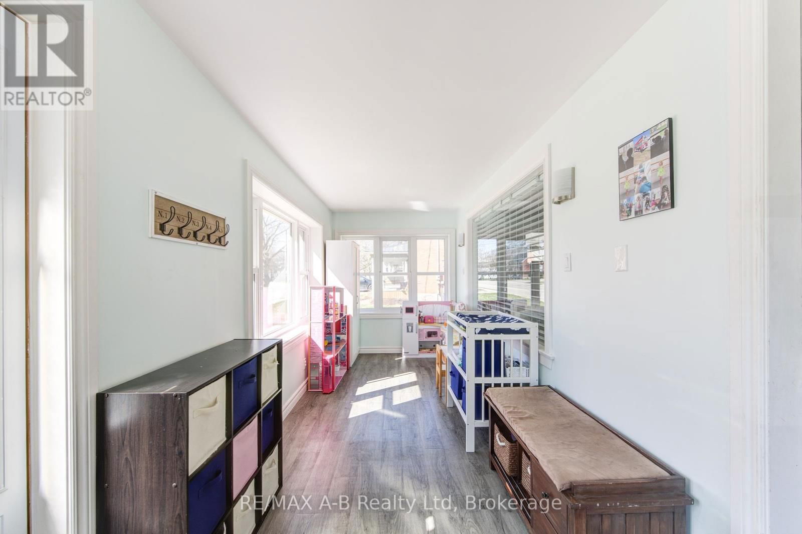 108 LOVEYS STREET EAST Image 5