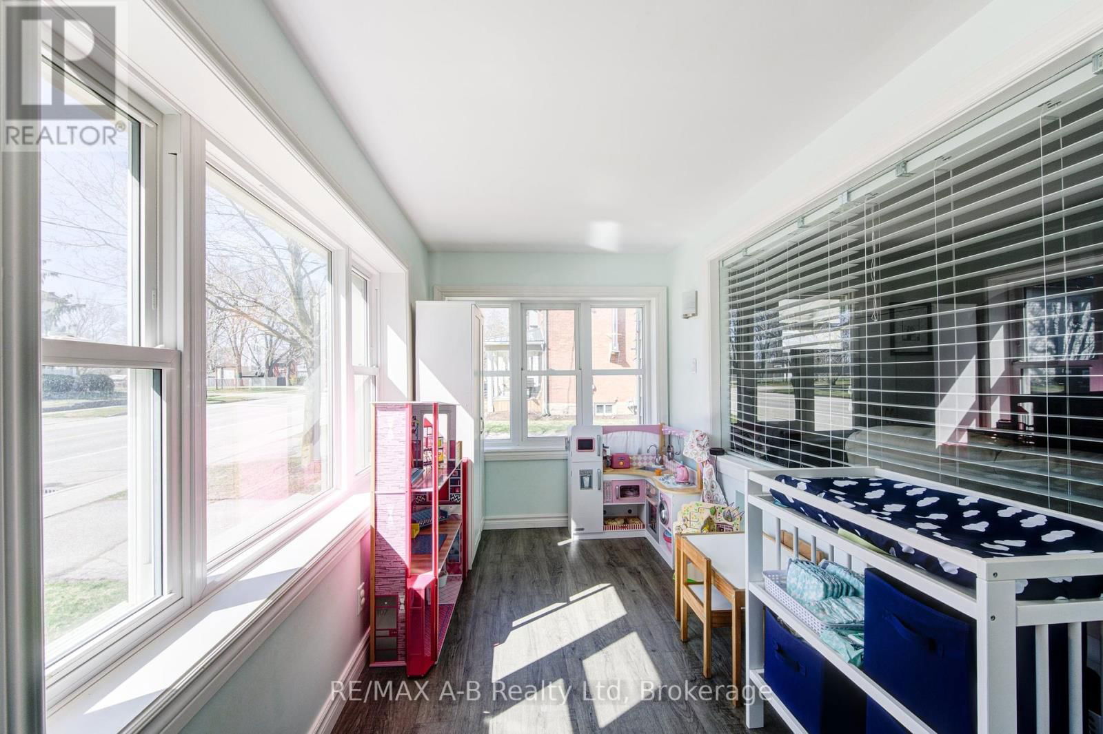 108 LOVEYS STREET EAST Image 6