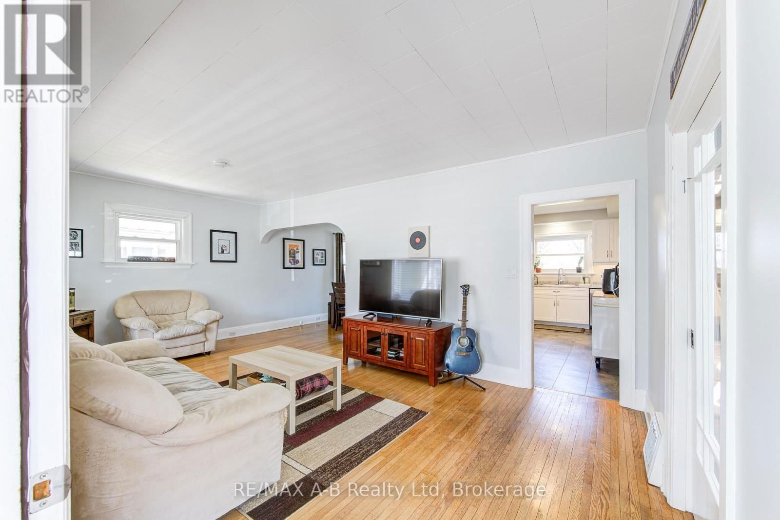 108 LOVEYS STREET EAST Image 7