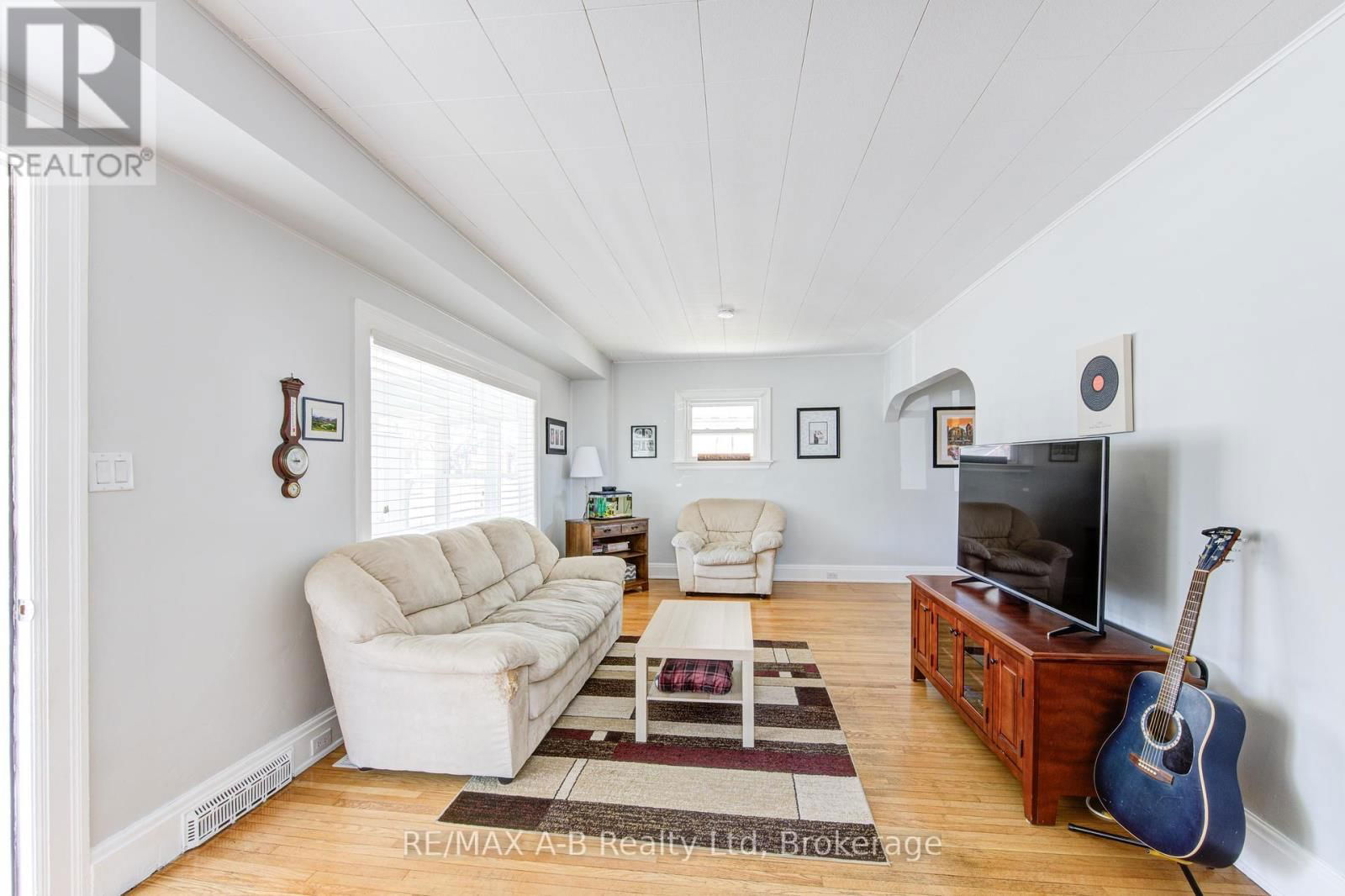 108 LOVEYS STREET EAST Image 8