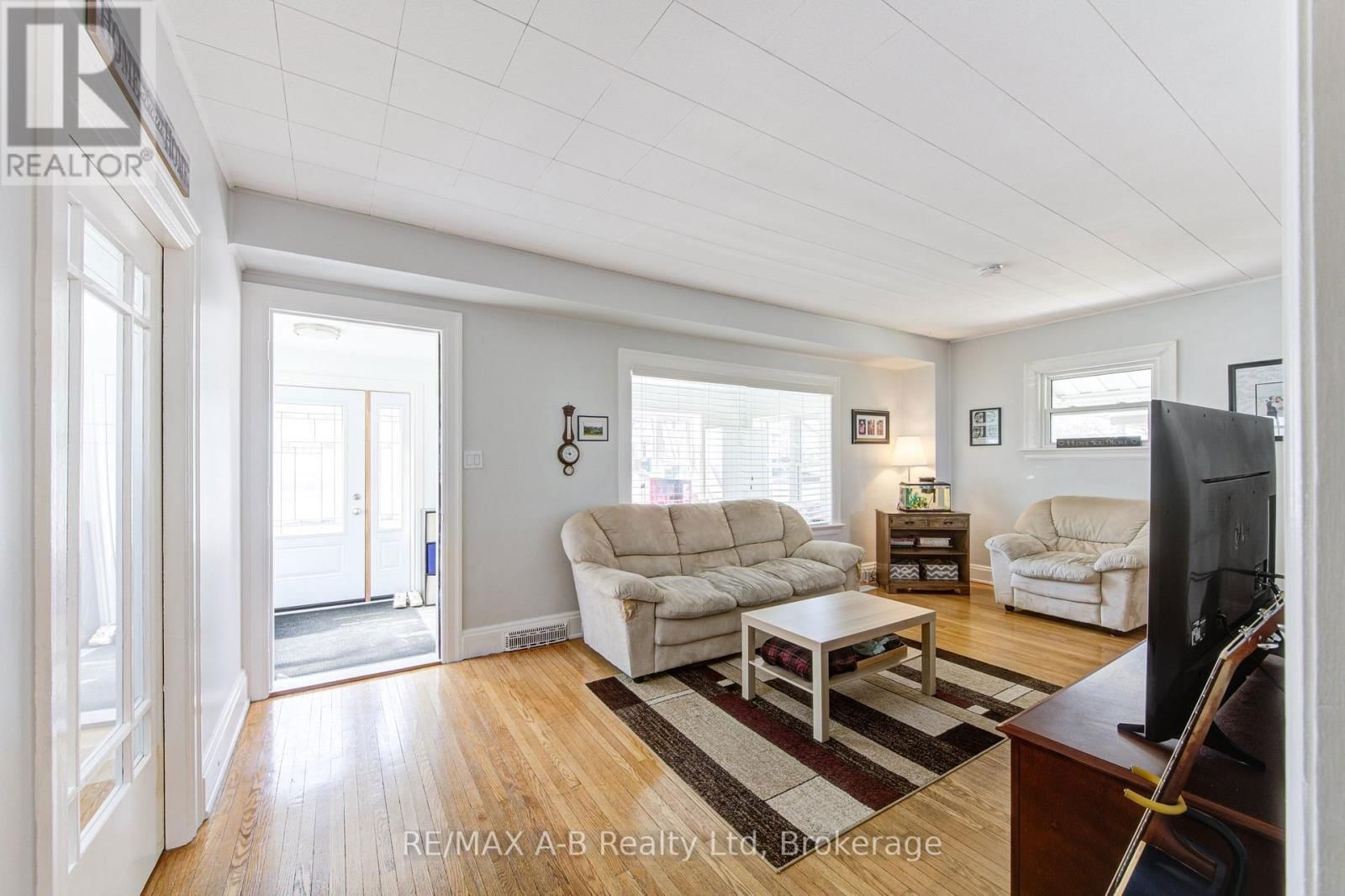 108 LOVEYS STREET EAST Image 9