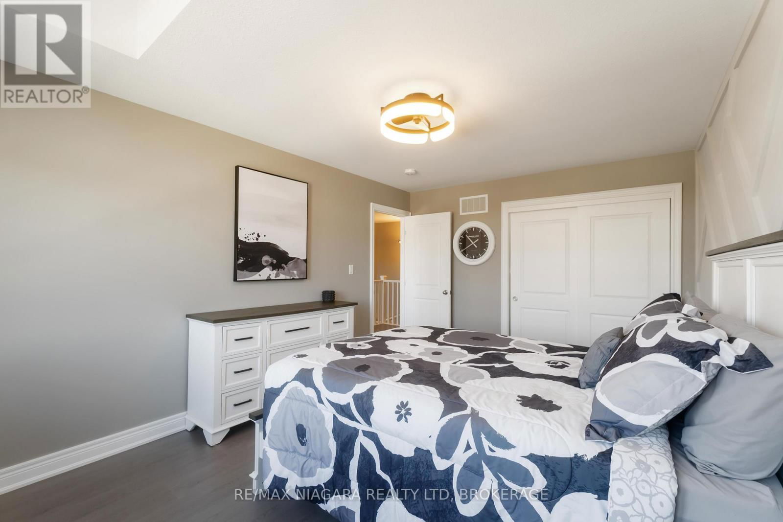 447 VIKING STREET Image 32