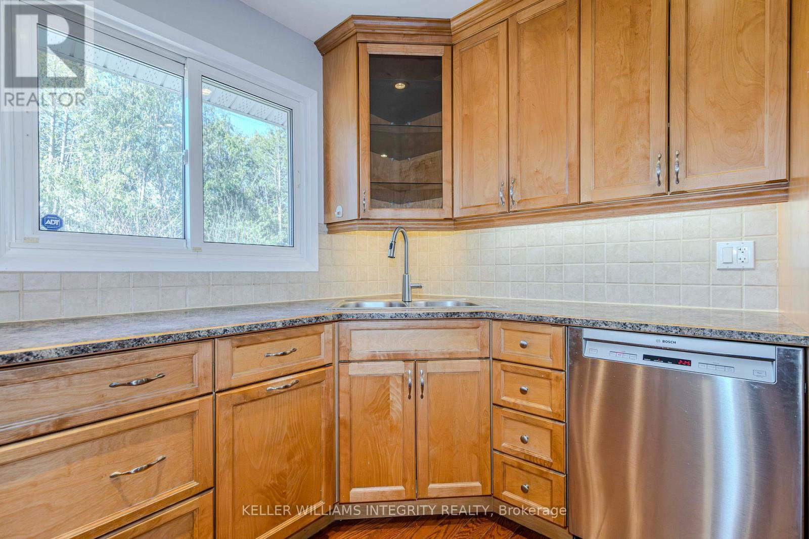 6 BEAUFORT DRIVE Image 24