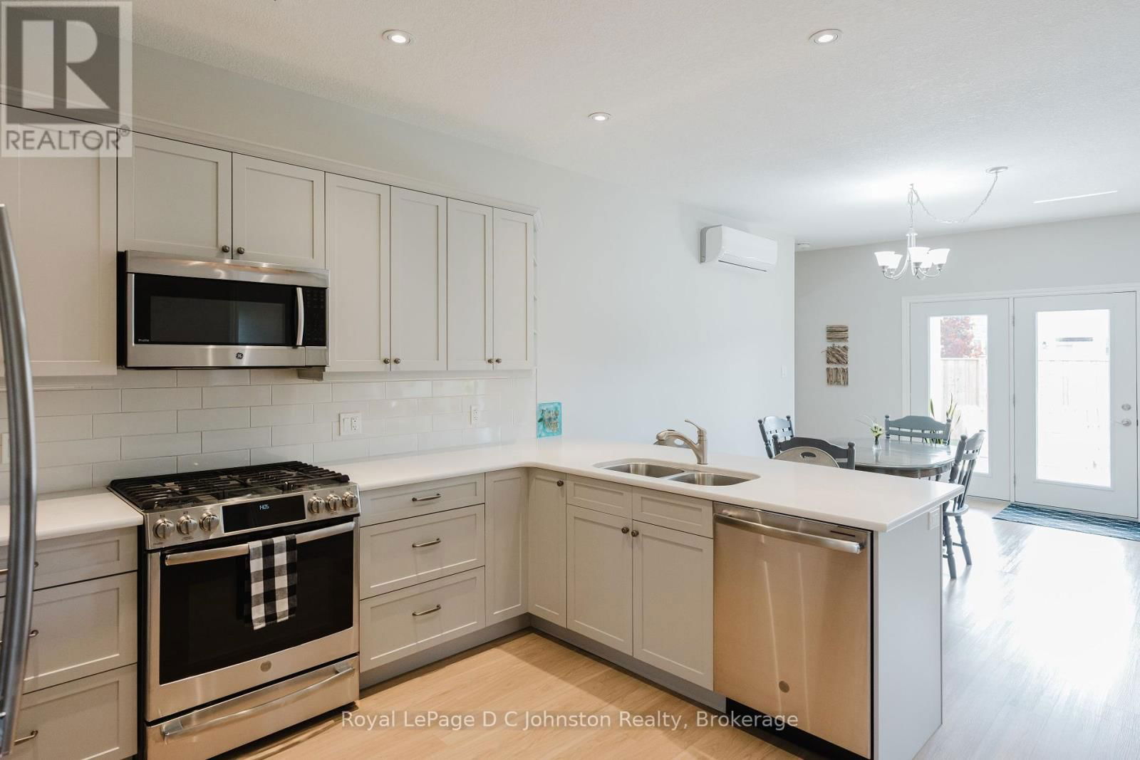 3 - 1050 WATERLOO STREET Image 8