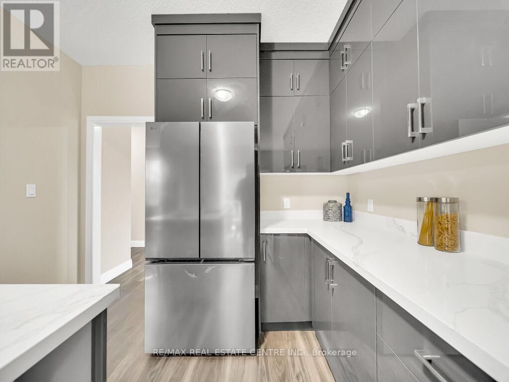 256 KING STREET WEST Image 21
