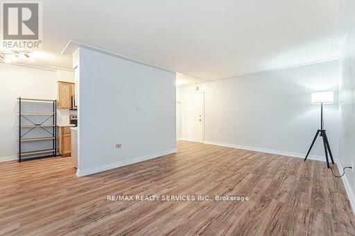 203 - 11 WOODMAN DRIVE SOUTH Image 12