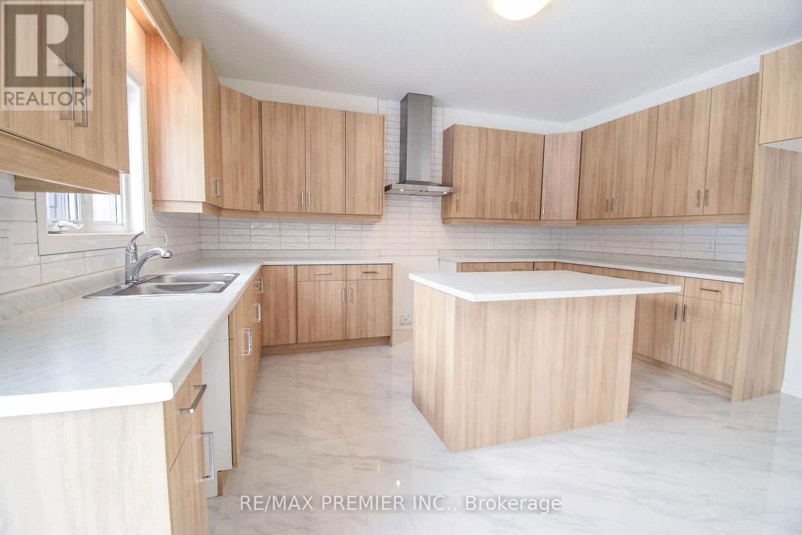 96 ACACIA ROAD Image 18