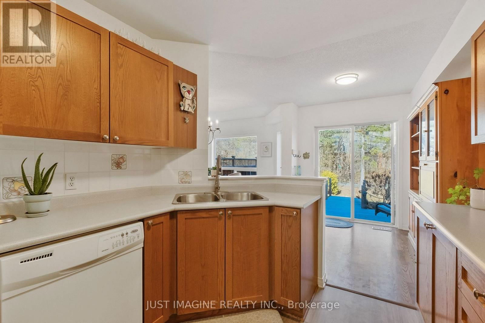 57 HEMLO CRESCENT Image 20