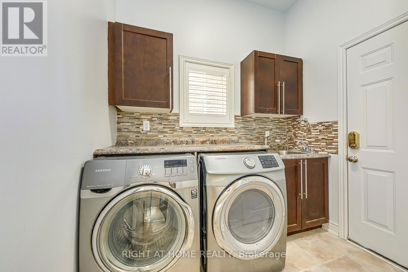 8 HACKAMORE COURT Image 12