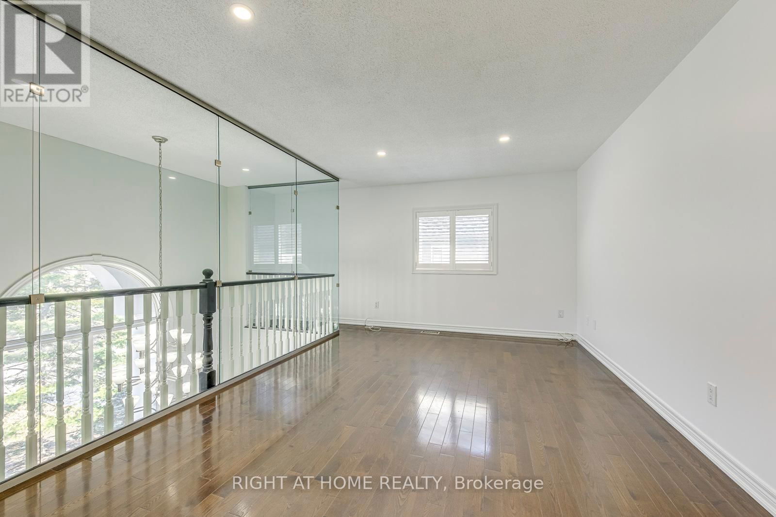8 HACKAMORE COURT Image 32