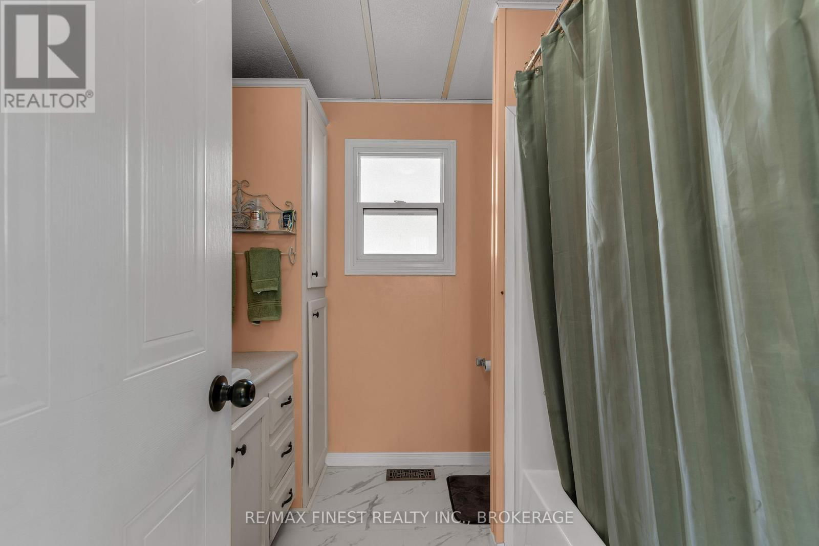17 ELM STREET Image 21