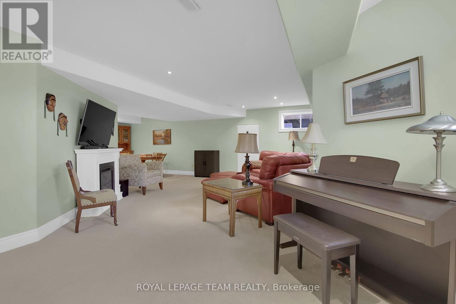 1621 SHAUNA CRESCENT Image 32