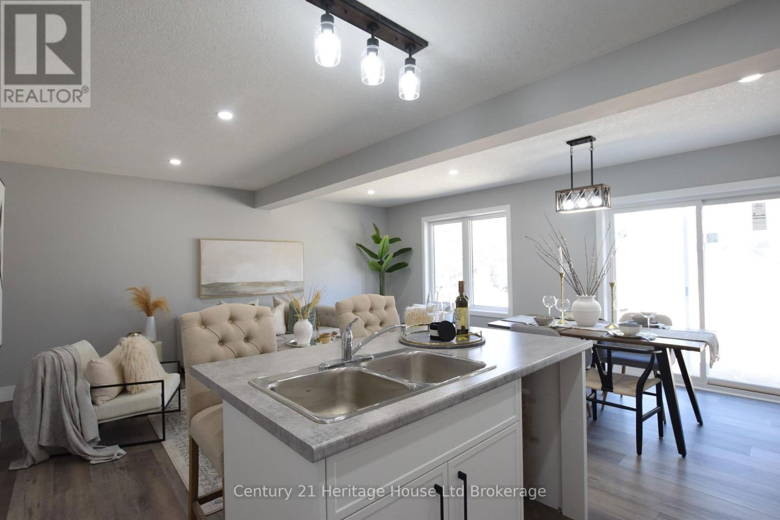 303 SIMCOE STREET Image 10