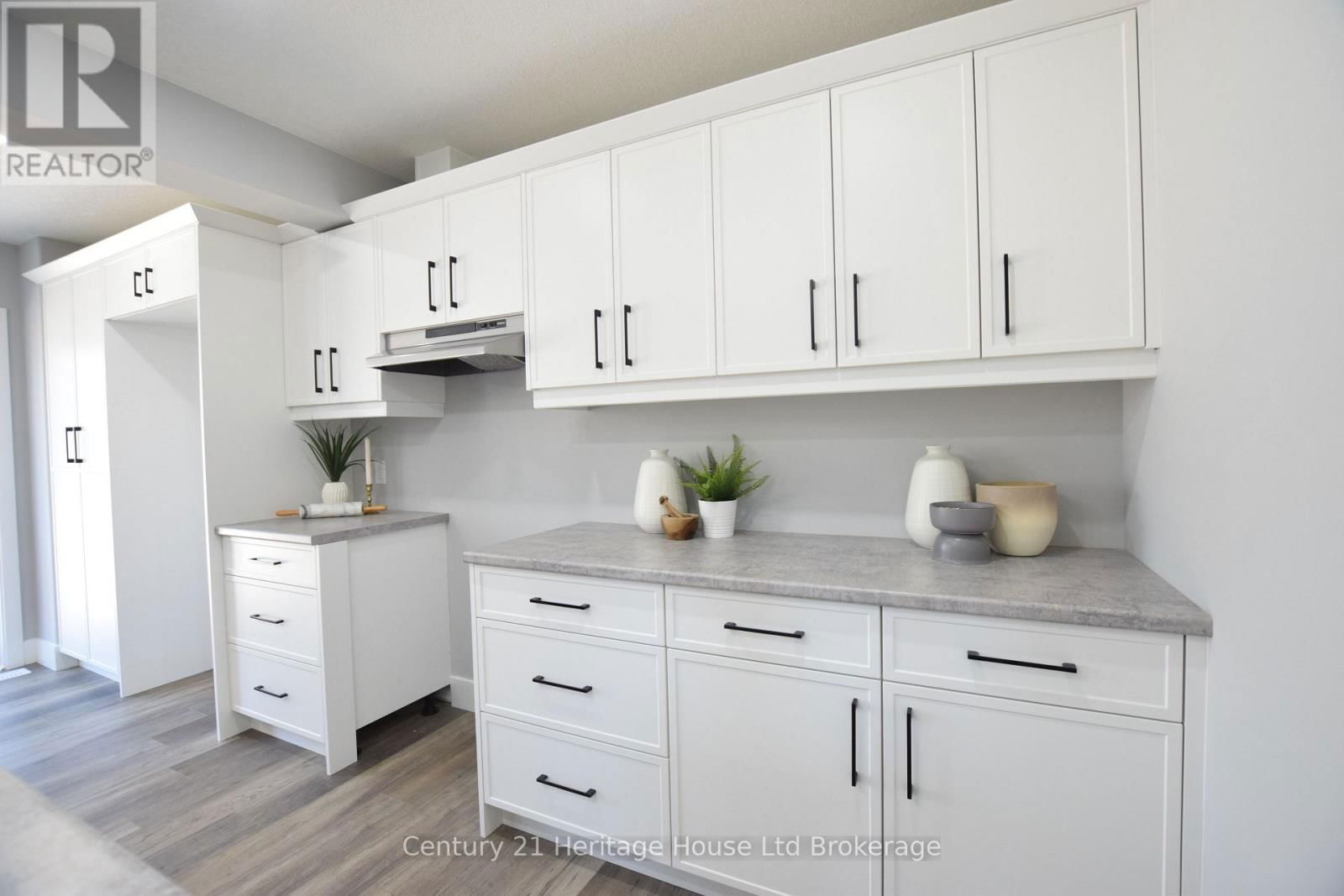 303 SIMCOE STREET Image 11