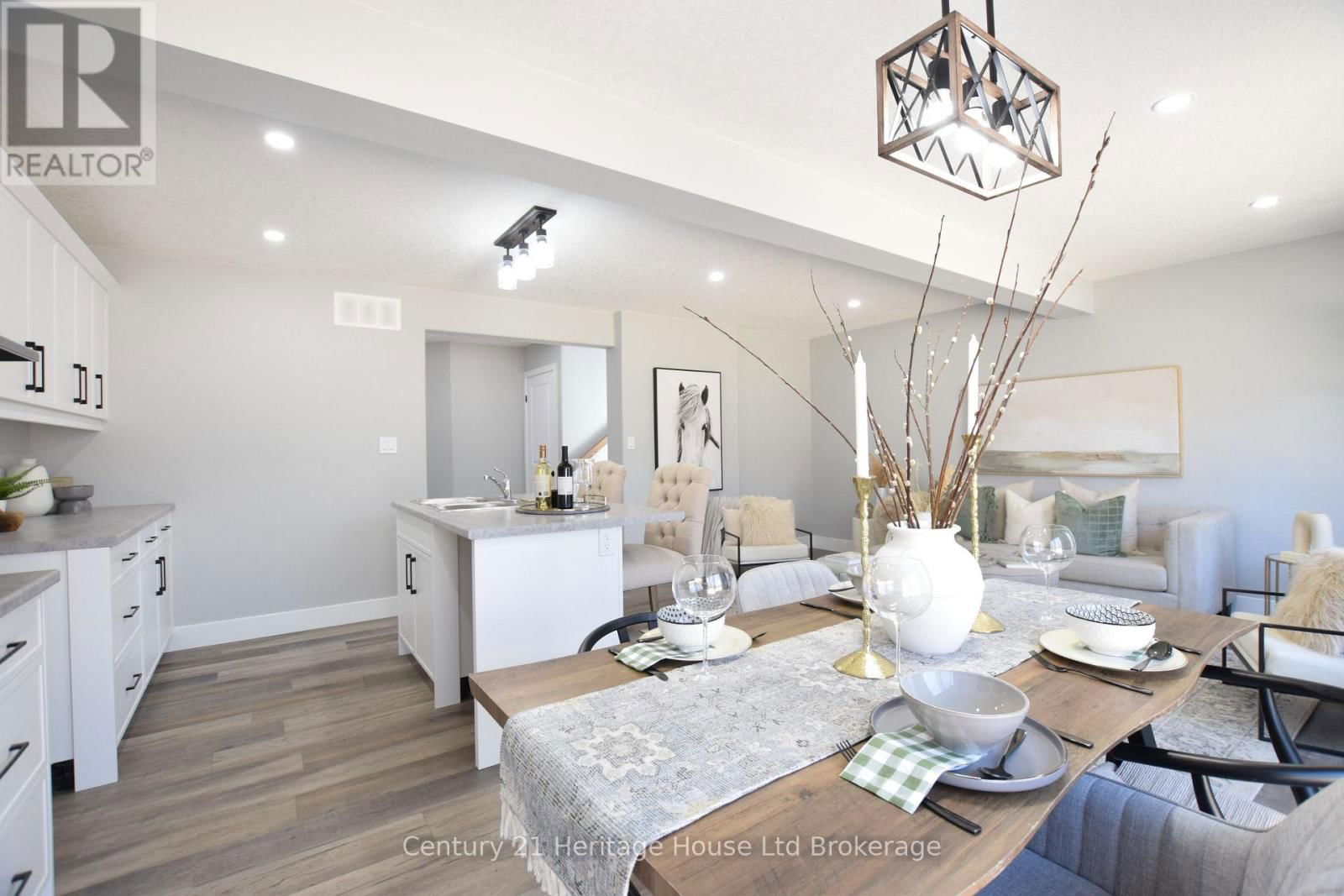 303 SIMCOE STREET Image 12