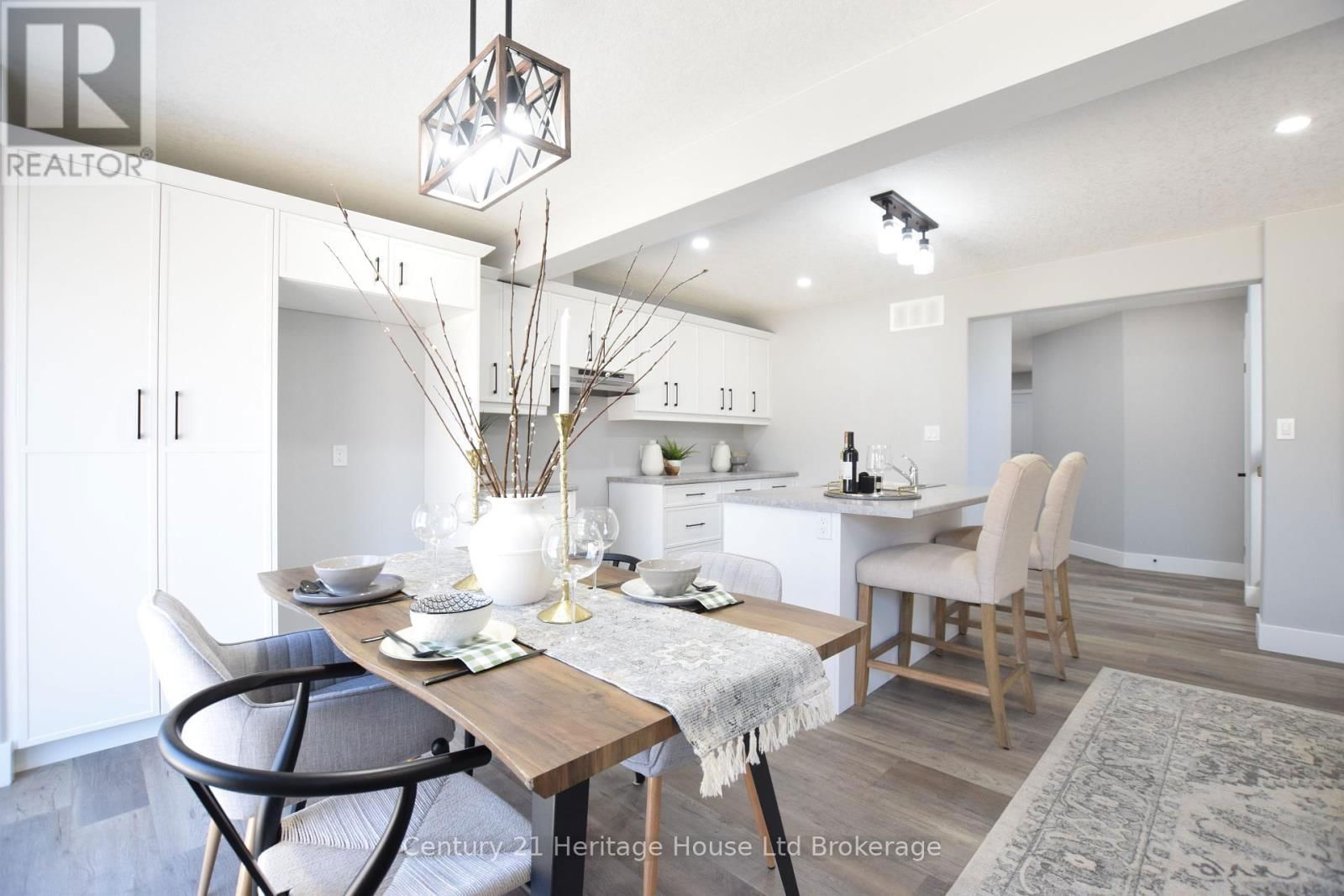 303 SIMCOE STREET Image 13