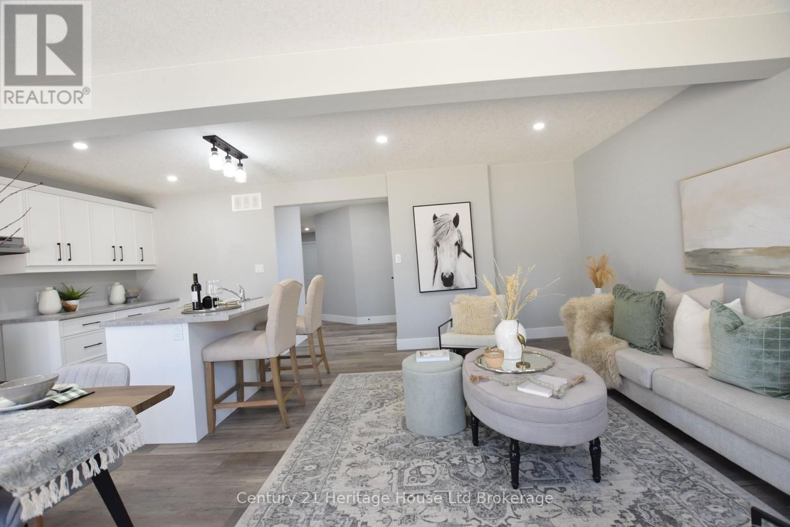 303 SIMCOE STREET Image 14