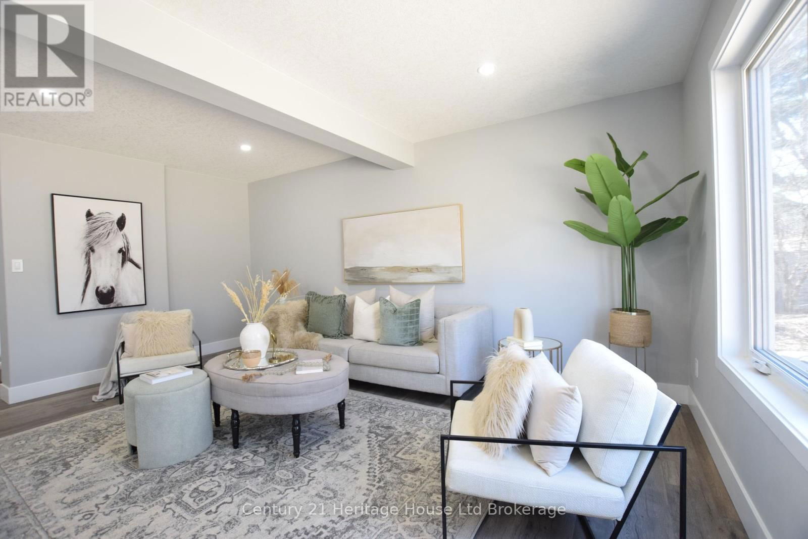 303 SIMCOE STREET Image 15