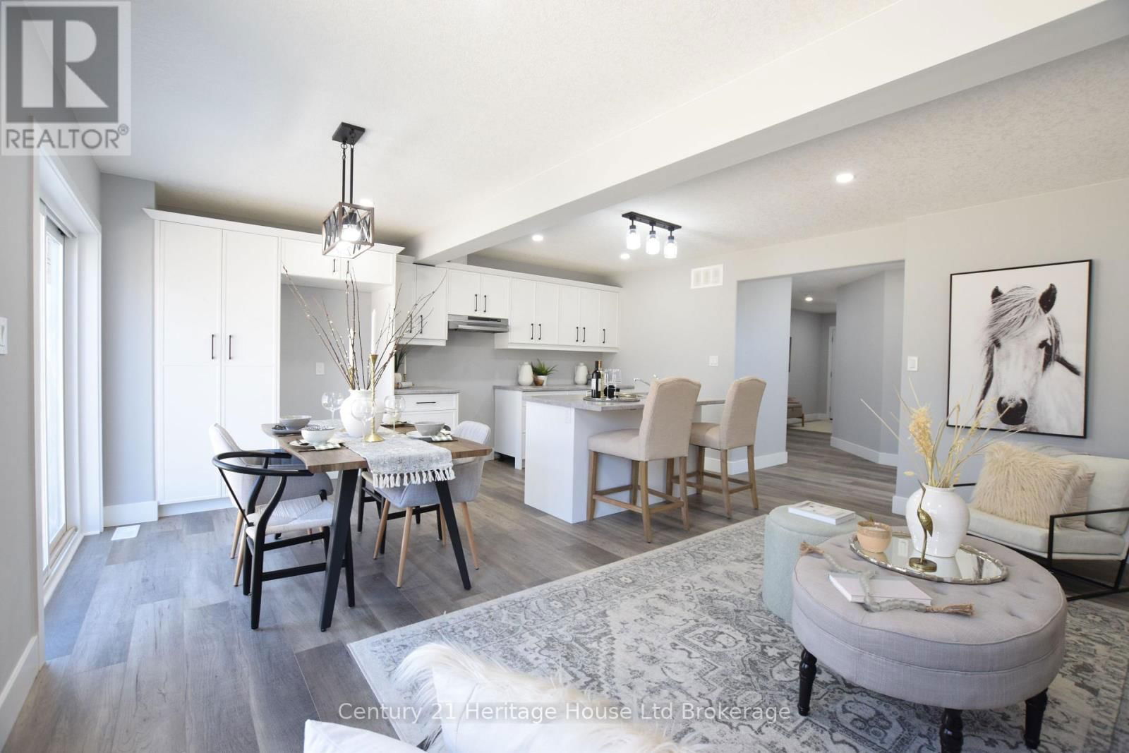 303 SIMCOE STREET Image 16
