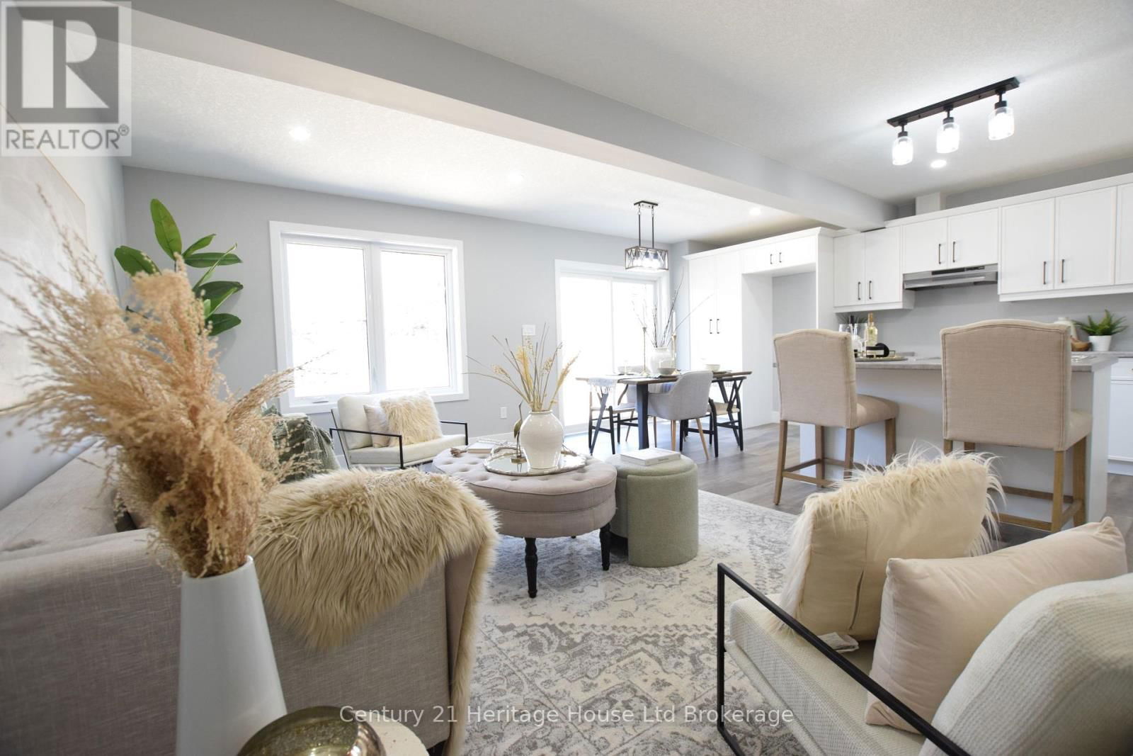 303 SIMCOE STREET Image 17