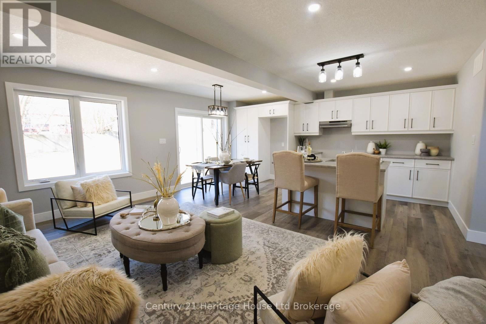 303 SIMCOE STREET Image 18