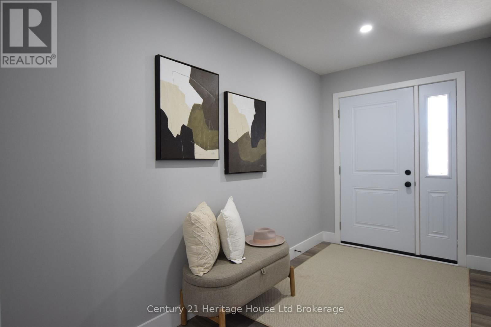 303 SIMCOE STREET Image 2