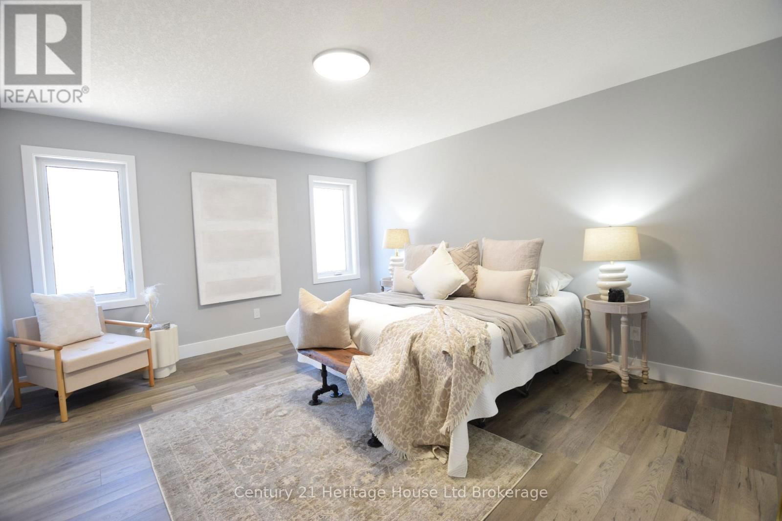 303 SIMCOE STREET Image 20