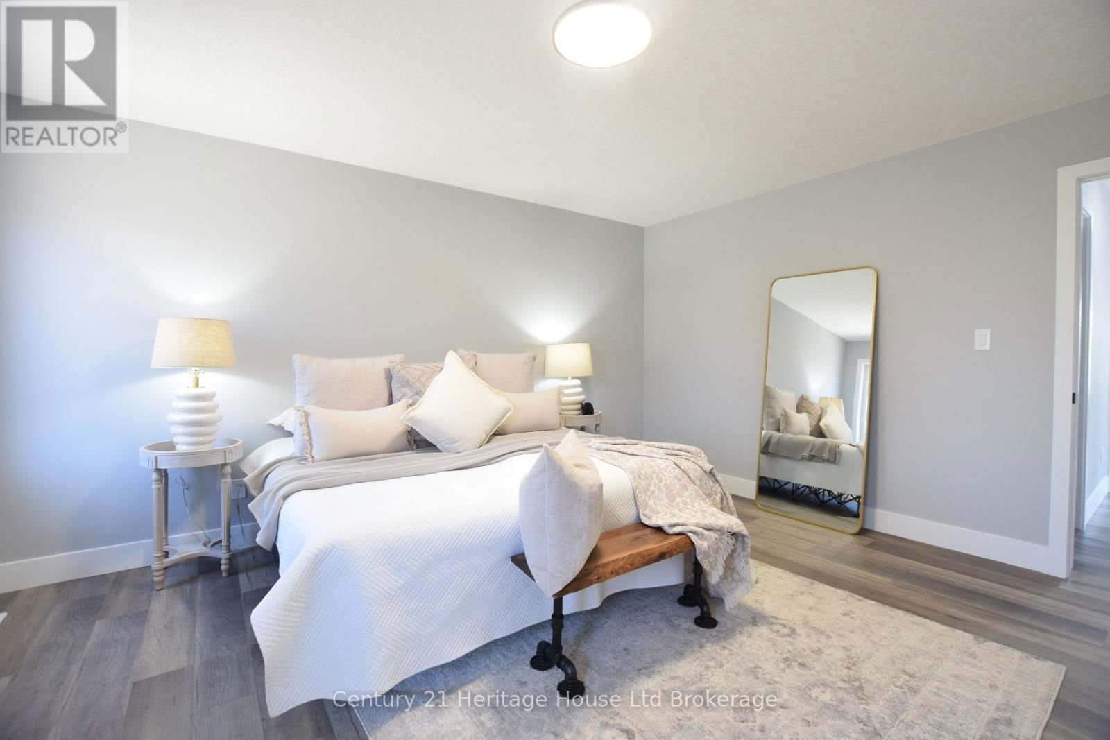 303 SIMCOE STREET Image 21