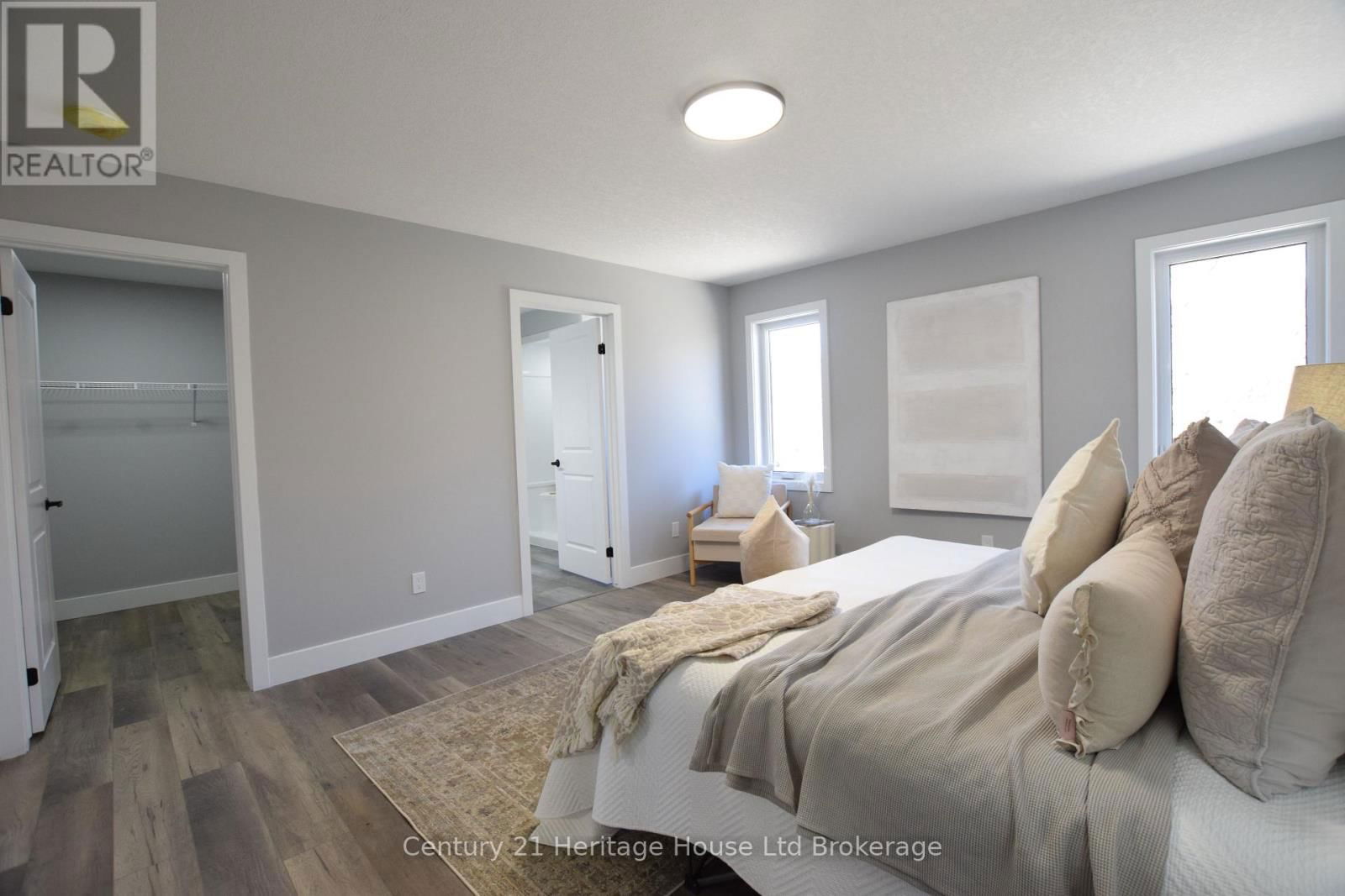 303 SIMCOE STREET Image 22