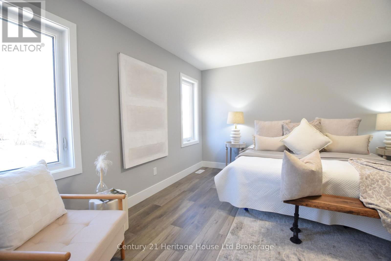 303 SIMCOE STREET Image 23