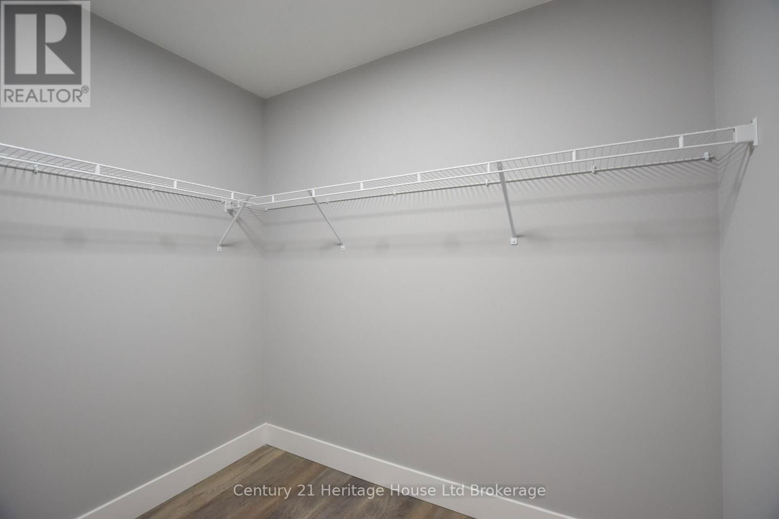 303 SIMCOE STREET Image 24
