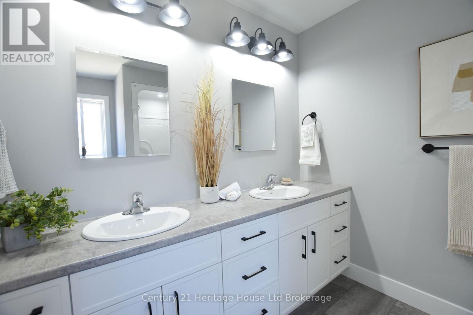 303 SIMCOE STREET Image 25