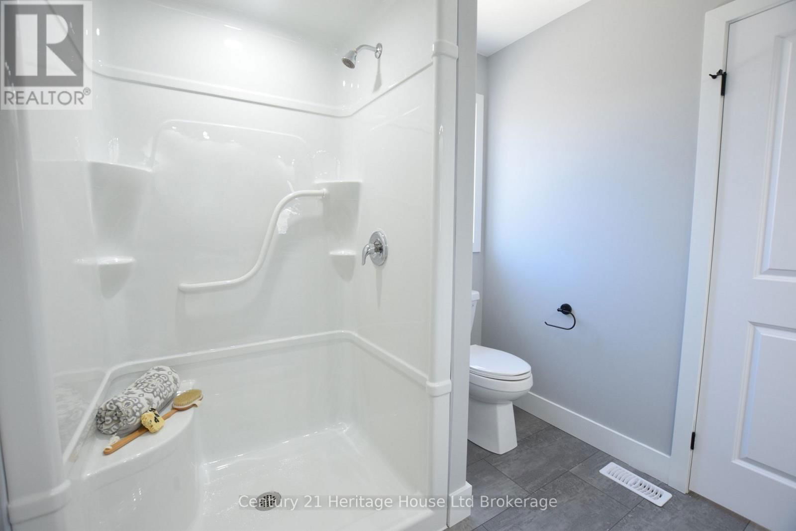 303 SIMCOE STREET Image 27