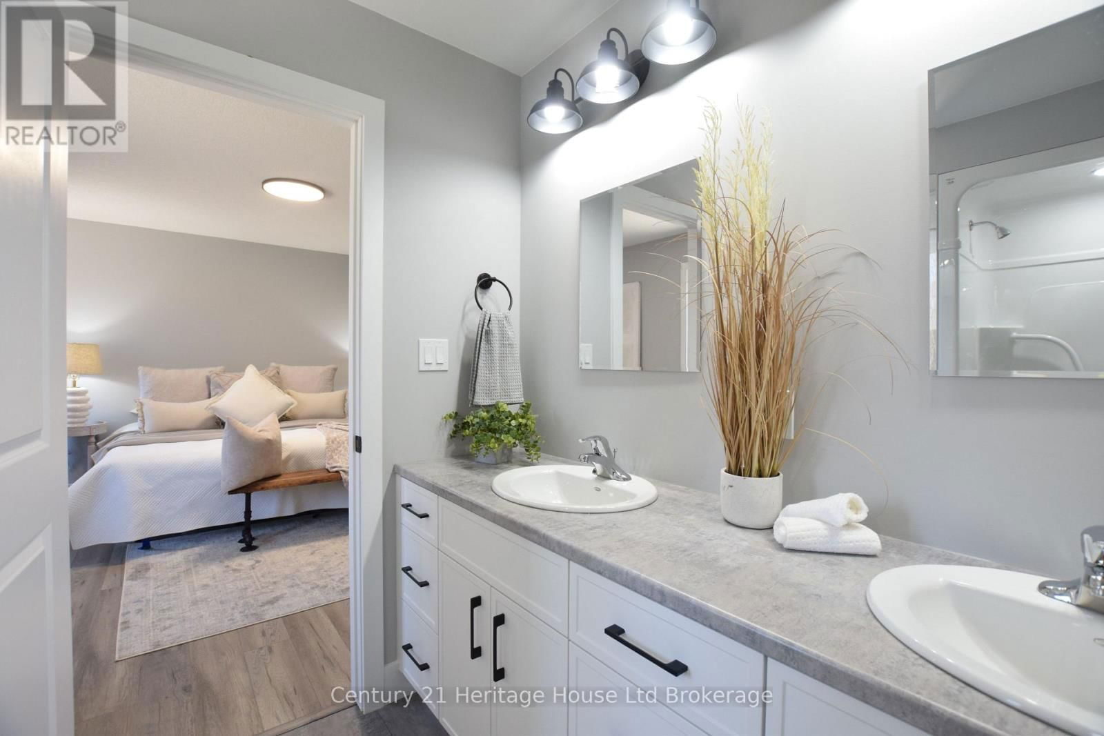 303 SIMCOE STREET Image 28