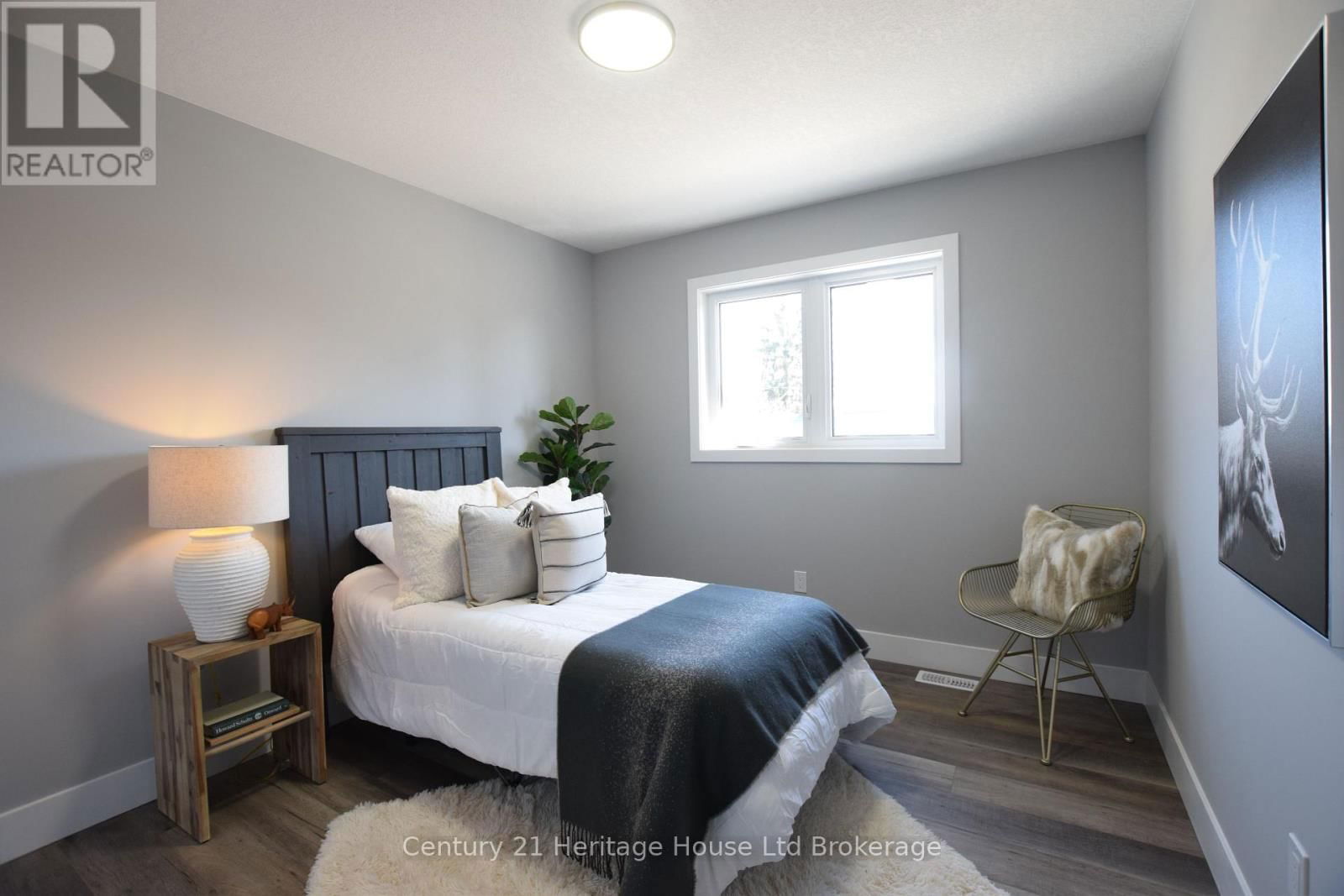 303 SIMCOE STREET Image 29