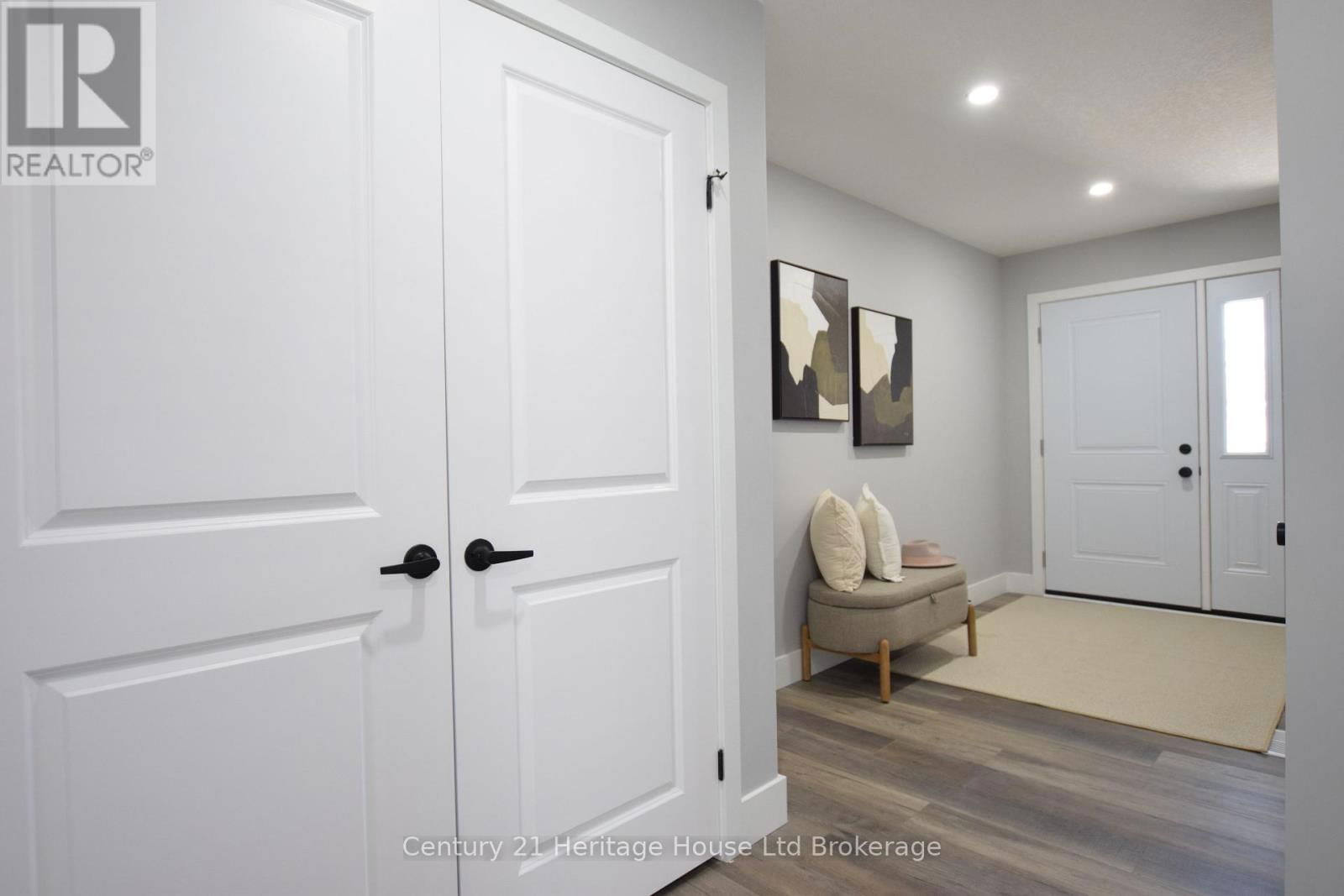 303 SIMCOE STREET Image 3