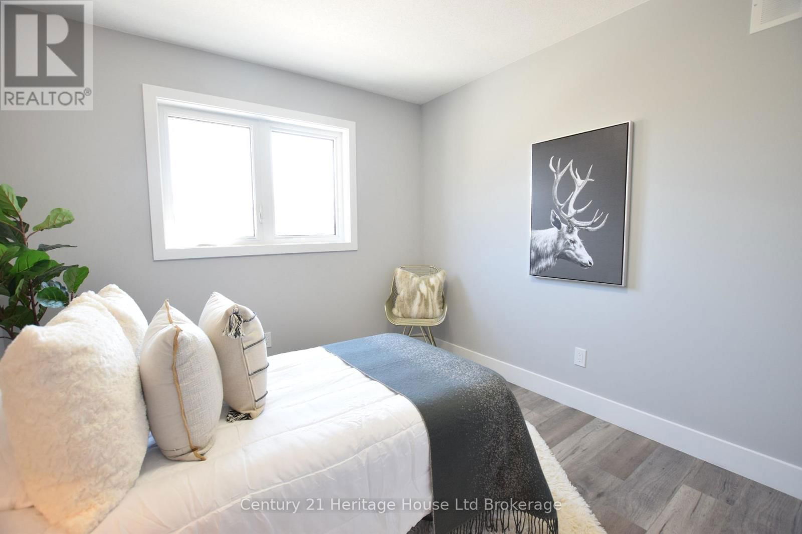 303 SIMCOE STREET Image 30