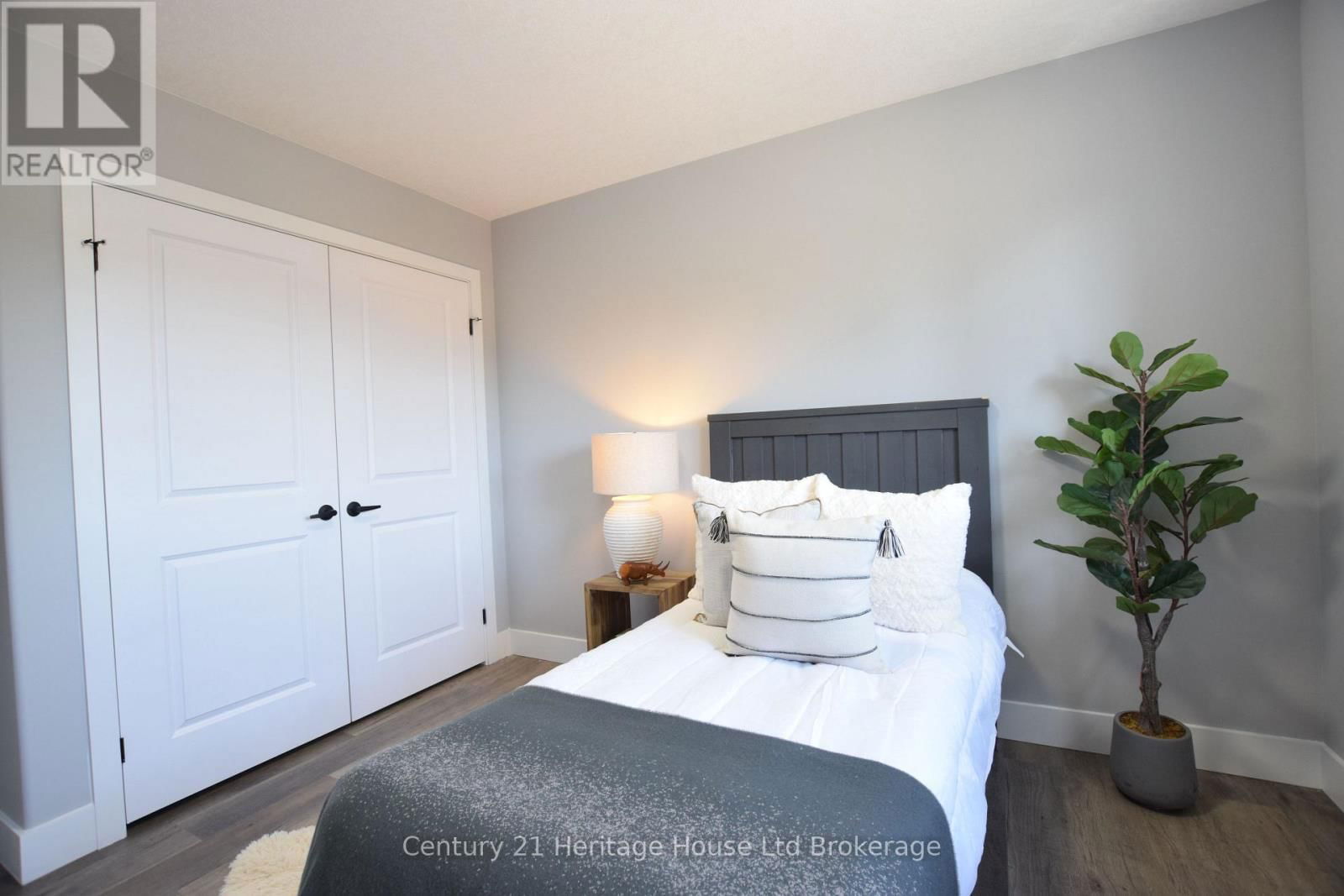 303 SIMCOE STREET Image 31