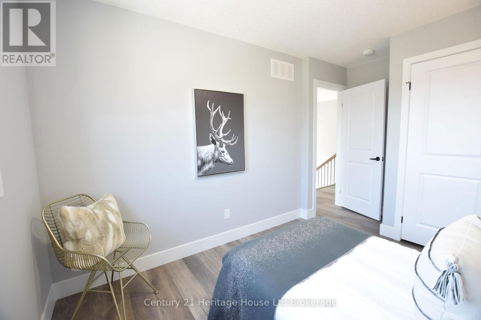 303 SIMCOE STREET Image 32