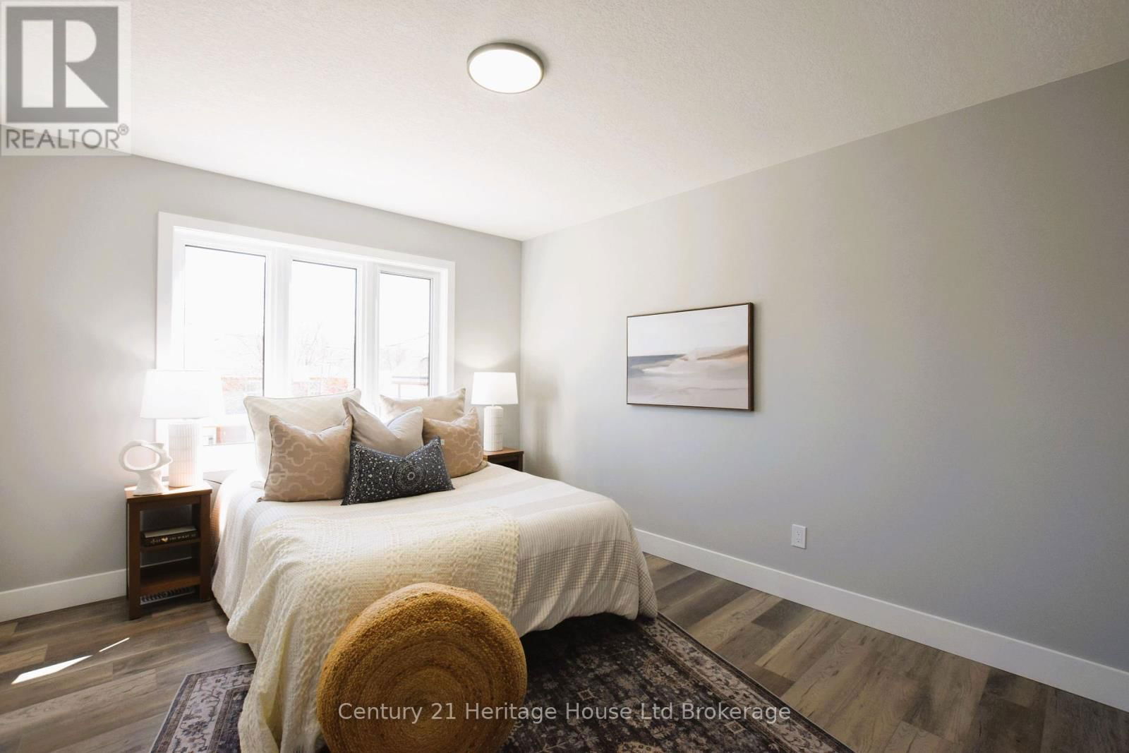 303 SIMCOE STREET Image 33
